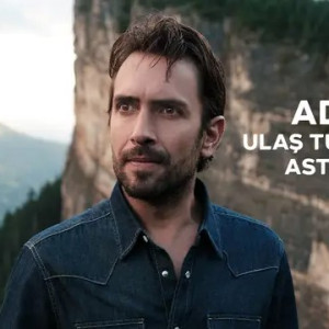 Актер Улаш Туна Астепе в роли Адил Кочари